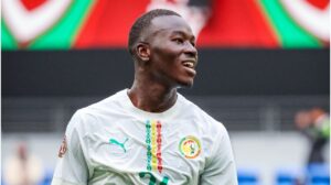 Pape Gueye im Trikot der senegalesischen Nationalmannschaft blickt nach einem Spiel enttäuscht auf das Spielfeld.