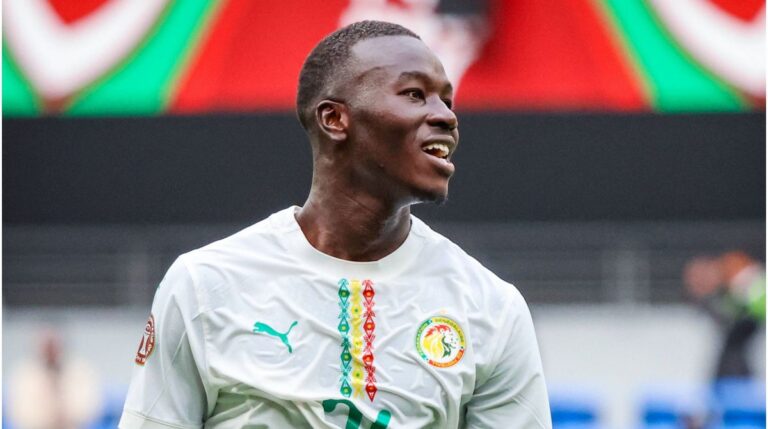 Pape Gueye im Trikot der senegalesischen Nationalmannschaft blickt nach einem Spiel enttäuscht auf das Spielfeld.