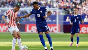 Kylian Mbappé im Trikot der französischen Nationalmannschaft blickt ernst während eines WM-Spiels.