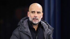 Pep Guardiola steht nachdenklich am Spielfeldrand