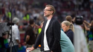 Per Mertesacker blickt als TV-Experte konzentriert in die Kamera