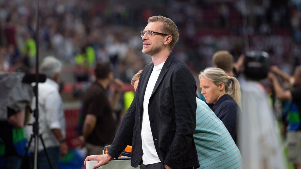 Per Mertesacker blickt als TV-Experte konzentriert in die Kamera
