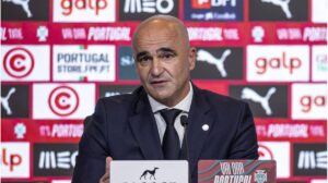 Der scheidende Portugal-Trainer Roberto Martínez mit nachdenklichem Blick am Spielfeldrand während der Weltmeisterschaft.