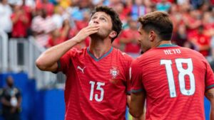 Die portugiesische Nationalmannschaft gedenkt vor einem WM-Spiel auf dem Rasen dem verstorbenen Diogo Jota