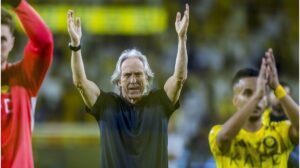 Jorge Jesus gestikuliert als Trainer am Spielfeldrand