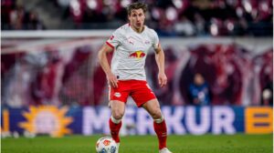 Willi Orbán im Trikot von RB Leipzig fokussiert auf dem Spielfeld