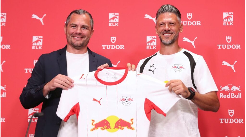 Martín Demichelis gestikuliert engagiert bei seiner offiziellen Vorstellung als neuer Cheftrainer von RB Leipzig