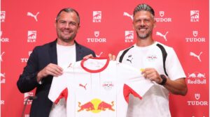 Martín Demichelis gestikuliert engagiert bei seiner offiziellen Vorstellung als neuer Cheftrainer von RB Leipzig