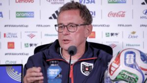 Österreichs Nationaltrainer Ralf Rangnick gestikuliert fokussiert am Spielfeldrand bei der Weltmeisterschaft.