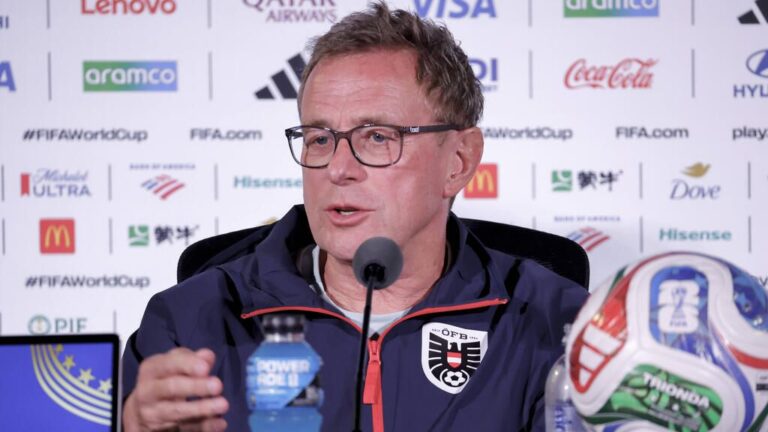 Österreichs Nationaltrainer Ralf Rangnick gestikuliert fokussiert am Spielfeldrand bei der Weltmeisterschaft.