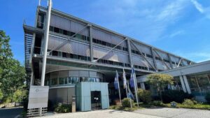 Polizeiautos und Ermittler vor der DFB-Zentrale in Frankfurt am Main bei einer Razzia