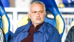 José Mourinho steht als Trainer am Spielfeldrand und gestikuliert