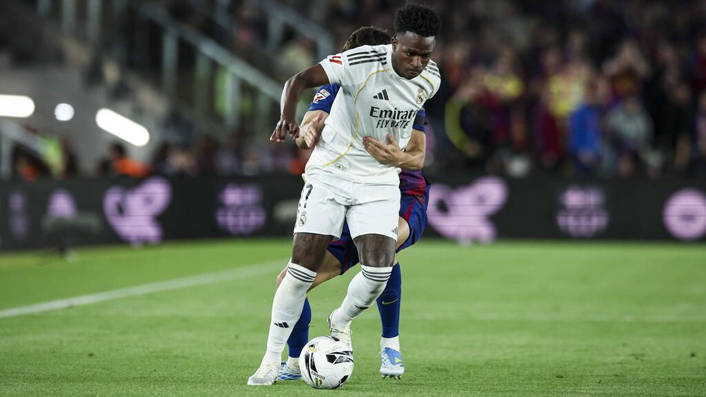 Vinicius Jr. im Trikot von Real Madrid beim Dribbling auf dem Spielfeld
