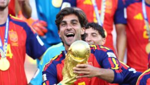Ferran Torres im Trikot des FC Barcelona blickt nachdenklich auf das Spielfeld