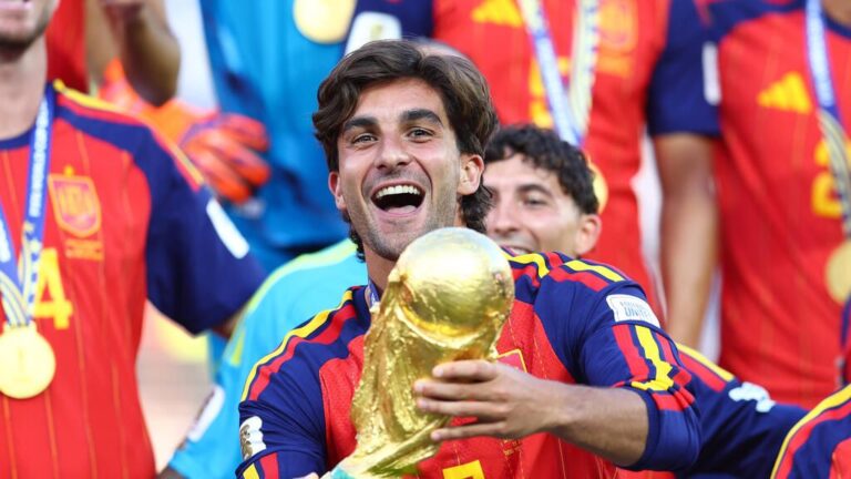 Ferran Torres im Trikot des FC Barcelona blickt nachdenklich auf das Spielfeld