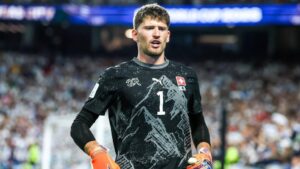 Gregor Kobel im Torwarttrikot von Borussia Dortmund blickt fokussiert auf das Spielfeld