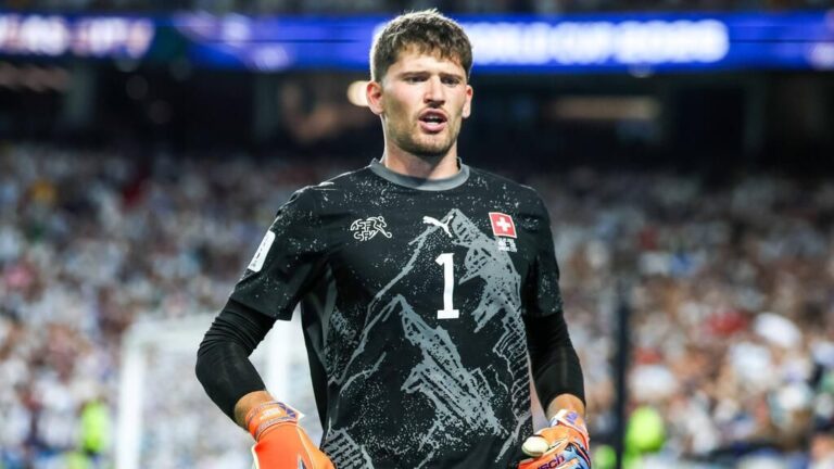 Gregor Kobel im Torwarttrikot von Borussia Dortmund blickt fokussiert auf das Spielfeld