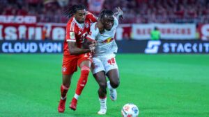 Yan Diomande im Trikot von RB Leipzig beim Dribbling auf dem Spielfeld