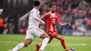 Michael Olise im Trikot des FC Bayern München auf dem Spielfeld