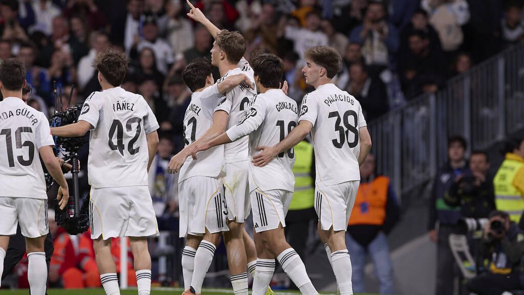 Trainer Jose Mourinho steht im Estadio Bernabeu und dirigiert die Spieler von Real Madrid