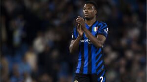 Denzel Dumfries im Trikot der niederländischen Nationalmannschaft am Ball