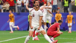 Mikel Merino jubelt im Trikot der spanischen Nationalmannschaft nach seinem Tor bei der Fußball-WM.