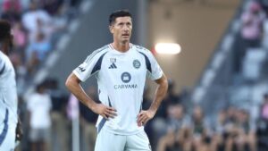 Robert Lewandowski im roten Trikot von Chicago Fire auf dem Spielfeld