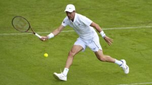 Roberto Bautista Agut winkt dem Publikum auf dem Tennisplatz dankend zum Abschied