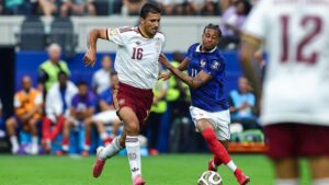 Rodri im Trikot von Manchester City blickt nachdenklich auf das Spielfeld