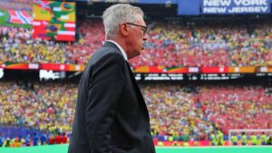 Der enttäuschte brasilianische Nationaltrainer Carlo Ancelotti steht am Spielfeldrand