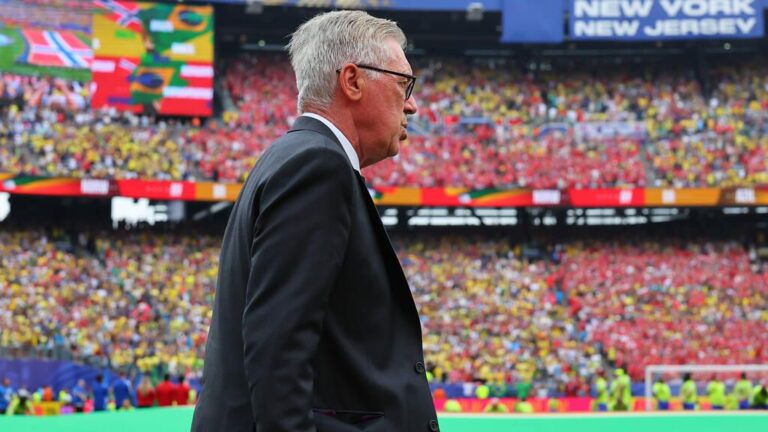 Der enttäuschte brasilianische Nationaltrainer Carlo Ancelotti steht am Spielfeldrand
