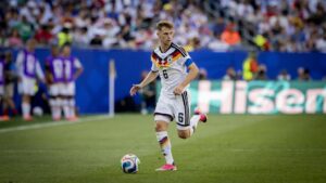Rudi Völler und Joshua Kimmich im Gespräch im Trainingsanzug der deutschen Nationalmannschaft
