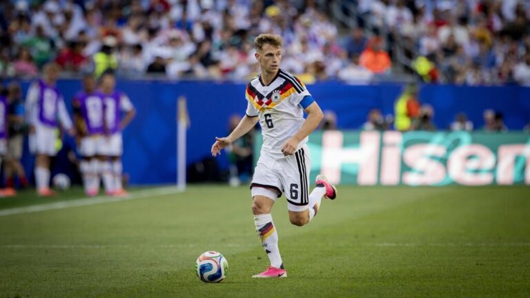 Rudi Völler und Joshua Kimmich im Gespräch im Trainingsanzug der deutschen Nationalmannschaft