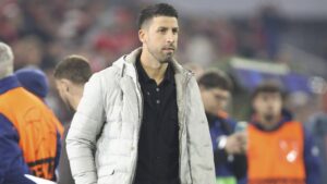 Sami Khedira und José Mourinho im Trainingsanzug auf dem Trainingsplatz von Real Madrid.