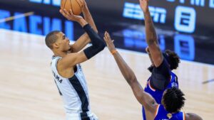 Victor Wembanyama im Trikot der San Antonio Spurs bejubelt eine erfolgreiche Aktion auf dem Basketballfeld.