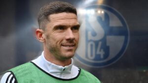 Robin Gosens lächelt im Stadion bei seiner offiziellen Vorstellung als Neuzugang des FC Schalke 04