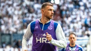 Edin Dzeko im Trikot des FC Schalke 04 blickt konzentriert über das Spielfeld.