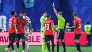 FIFA-Schiedsrichterchef Pierluigi Collina blickt ernst während einer Pressekonferenz bei der Fußball-WM.