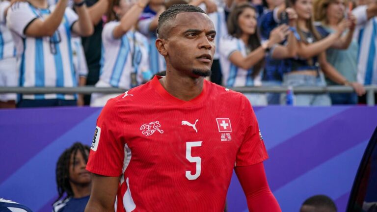 Manuel Akanji im Trikot der Schweizer Nationalmannschaft blickt ernst nach dem WM-Spiel gegen Argentinien.