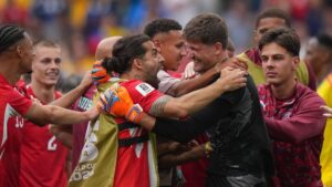 Schweizer Nationalspieler jubeln mit Torwart Gregor Kobel nach dem gewonnenen Elfmeterschießen gegen Kolumbien.