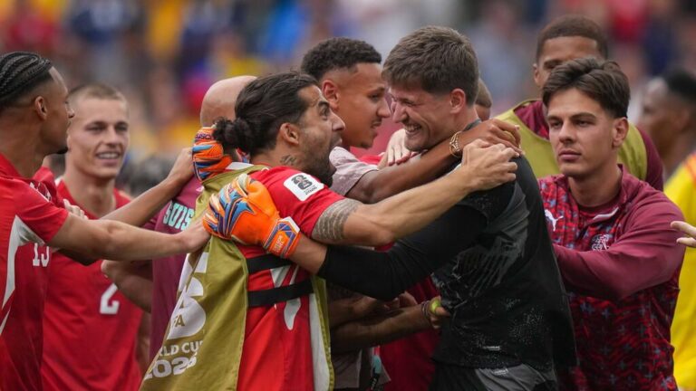 Schweizer Nationalspieler jubeln mit Torwart Gregor Kobel nach dem gewonnenen Elfmeterschießen gegen Kolumbien.