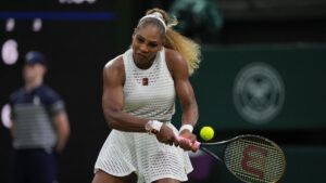 Serena Williams verabschiedet sich winkend vom Publikum auf dem Centre Court in Wimbledon.
