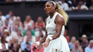 Serena Williams blickt enttäuscht auf den Rasenplatz von Wimbledon