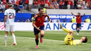 Mikel Merino bejubelt seinen späten Siegtreffer für Spanien im WM-Viertelfinale gegen Belgien