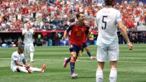 Mikel Oyarzabal jubelt im Trikot der spanischen Nationalmannschaft über seinen Treffer gegen Österreich