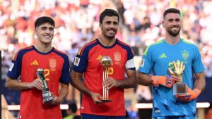 Rodri hält den Goldenen Ball der WM 2026 in den Händen und jubelt über die Auszeichnung zum Spieler des Turniers.