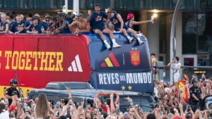 Spaniens Weltmeister feiern mit dem goldenen WM-Pokal auf einem offenen Doppeldeckerbus vor unzähligen Fans in Madrid.