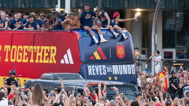 Spaniens Weltmeister feiern mit dem goldenen WM-Pokal auf einem offenen Doppeldeckerbus vor unzähligen Fans in Madrid.