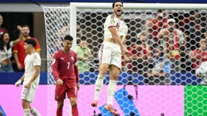 Mikel Merino jubelt im Spanien-Trikot über sein spätes Siegtor gegen Portugal, Cristiano Ronaldo blickt enttäuscht.