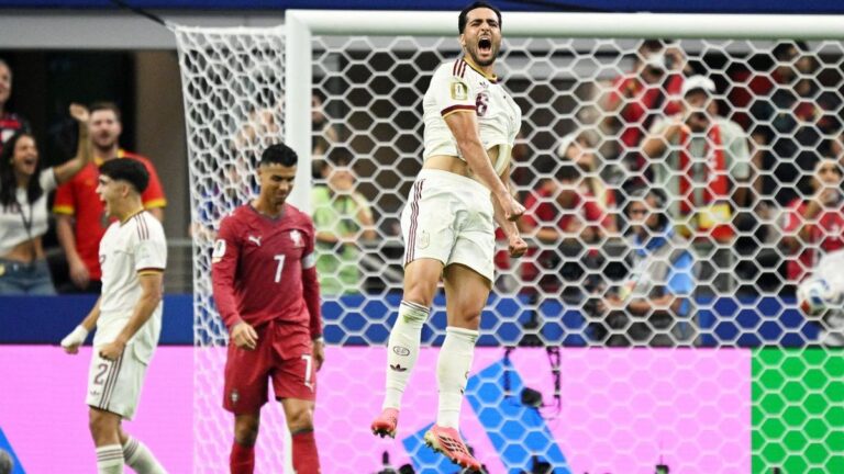 Mikel Merino jubelt im Spanien-Trikot über sein spätes Siegtor gegen Portugal, Cristiano Ronaldo blickt enttäuscht.